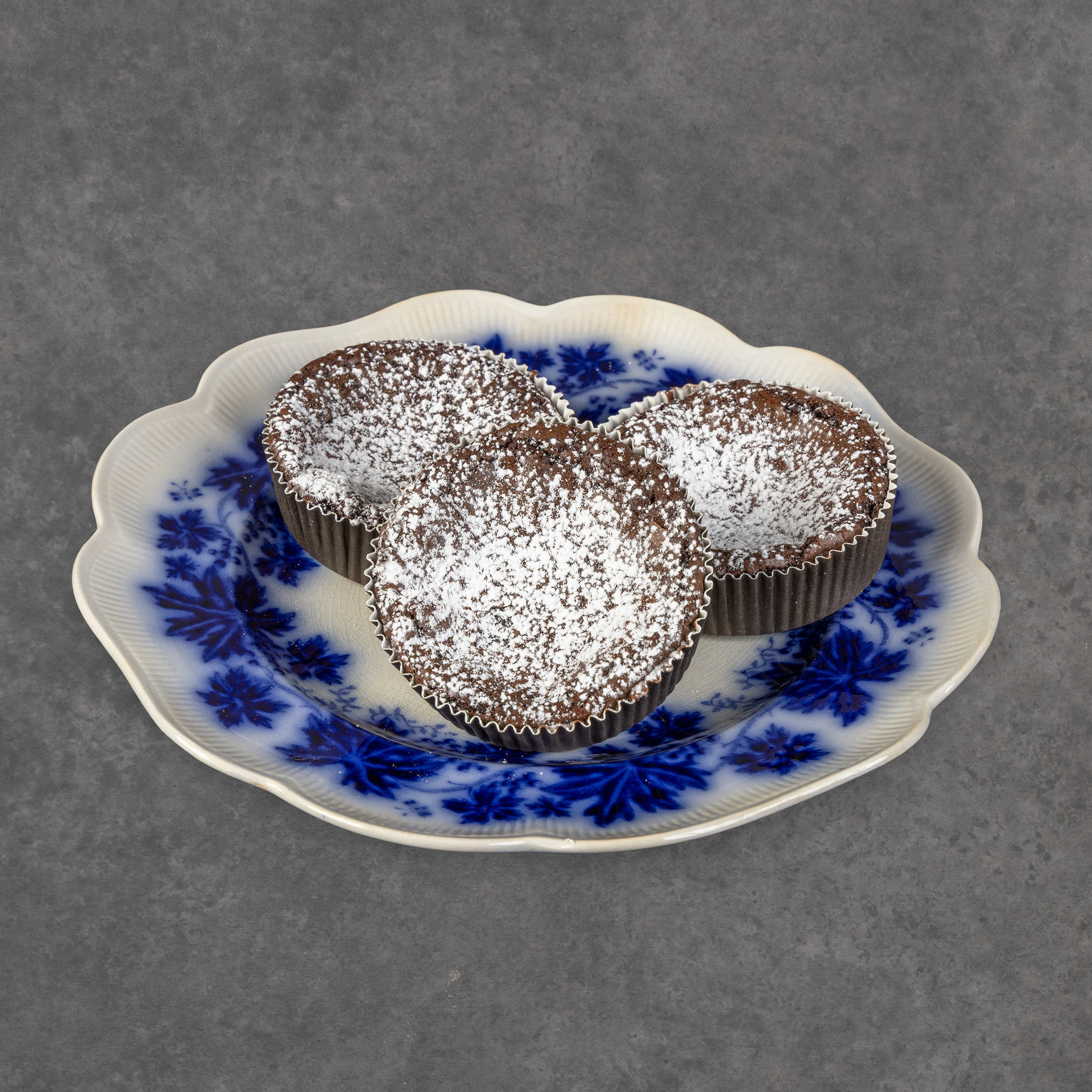 portionsbitar med kladdkaka på ett fat